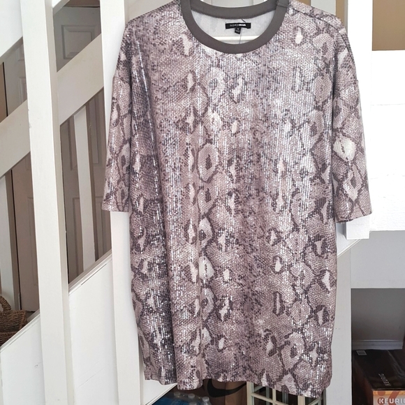 Oversized Snakeskin sequence design Top. SzS.Excellent. Round neck short sleeve - Picture 1 of 7
